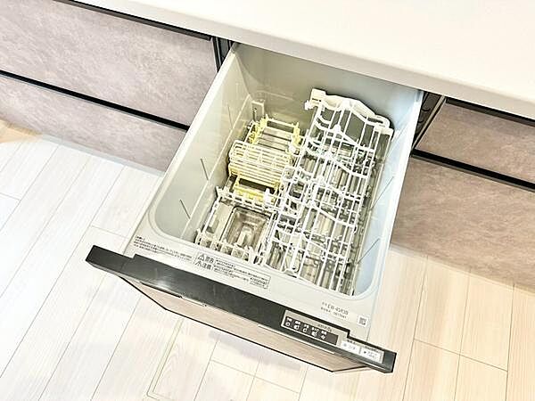 ビルトイン食洗機を備えた機能的なキッチン。家事負担の軽減につながり、毎日の暮らしを快適にサポートします。
