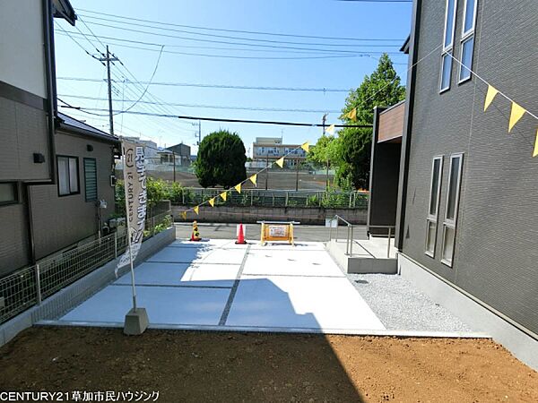 広々としたカースペースを確保。駐車並列2台可能（車種による）で、毎日の車の出し入れもスムーズです。