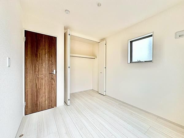 約4.7帖の洋室は、明るく使いやすいシンプルな空間。収納スペースを備えており、お部屋をすっきりと保てます。