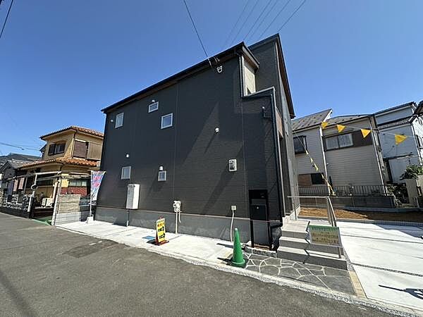 小学校徒歩2分圏内の安心感。送り迎えや学校行事にも参加しやすい住環境です。