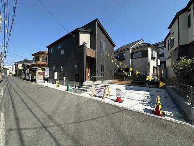 敷地と前面道路の高低差が少なく、車の出し入れもスムーズ。ゆとりあるカースペースは、お子さまの遊び場やガーデニングスペースとしても活用できます。