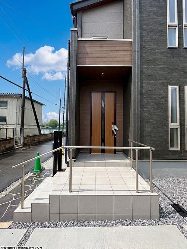 手すりを備えたアプローチで、小さなお子さまやご年配の方も安心して出入りできます。スタイリッシュな外観デザインも魅力です。