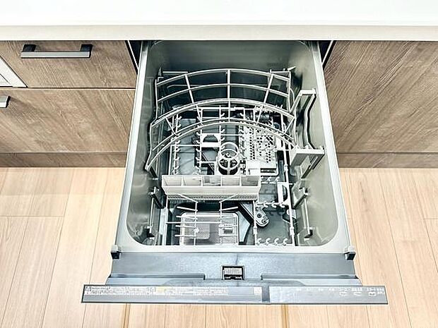 食器洗浄機を標準装備し、日々の家事負担を軽減。洗い物の時間を短縮でき、家族との時間や自分の時間をよりゆったりと過ごせる快適なキッチンです。