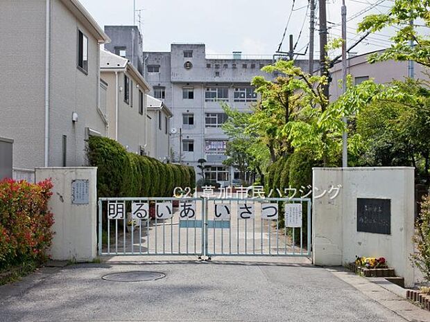 両新田中学校まで750m、両新田中学校750m(徒歩10分）