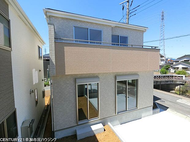 重なる2つの三角屋根が、立体感とデザイン性を演出する外観となっています。