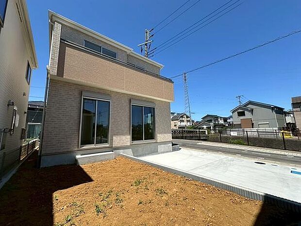 小中学校が徒歩10分圏内にあり、通学にも便利な立地です。長期優良住宅認定を受けており、品質や性能面にも配慮された住まいです。
