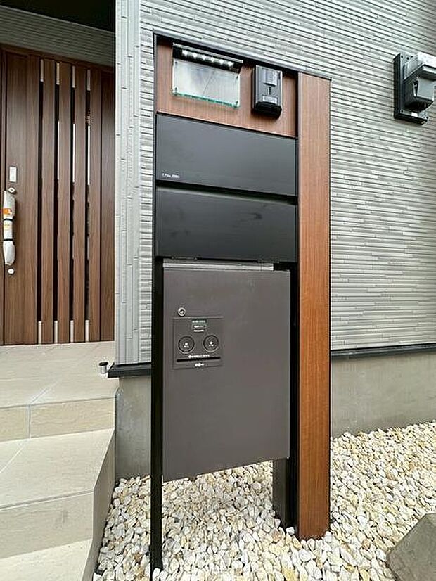 表札・インターホン・郵便受けが一体となったスマートなポストを採用。玄関まわりをすっきりと美しく演出し、機能性とデザイン性を兼ね備えた仕様です。