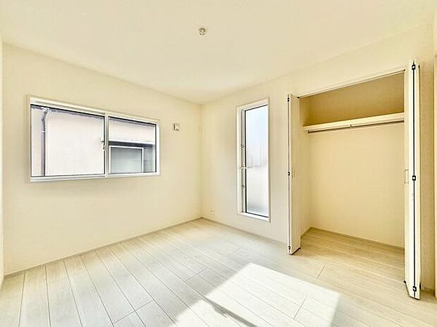 【5.25帖】ホワイトカラーでまとめられたシンプルな寝室です。バルコニーへ直接出入りできる勝手口付きで採光・通風にも配慮された、開放感のある空間です。