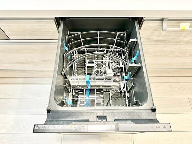 毎日の家事をサポートする食洗機を搭載。後片付けの負担を軽減し、家族との時間や自分の時間をゆったり確保できます。忙しい毎日にうれしい、心強い設備です。