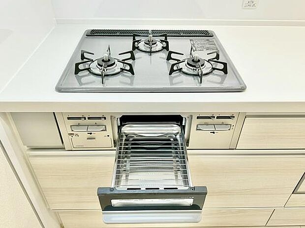 魚焼きグリル付きのキッチンは、料理好きの方にも時短を重視する方にもおすすめ。短時間で本格的な焼き上がりが可能なので、忙しい毎日でも美味しいごはん作りをサポートしてくれます。