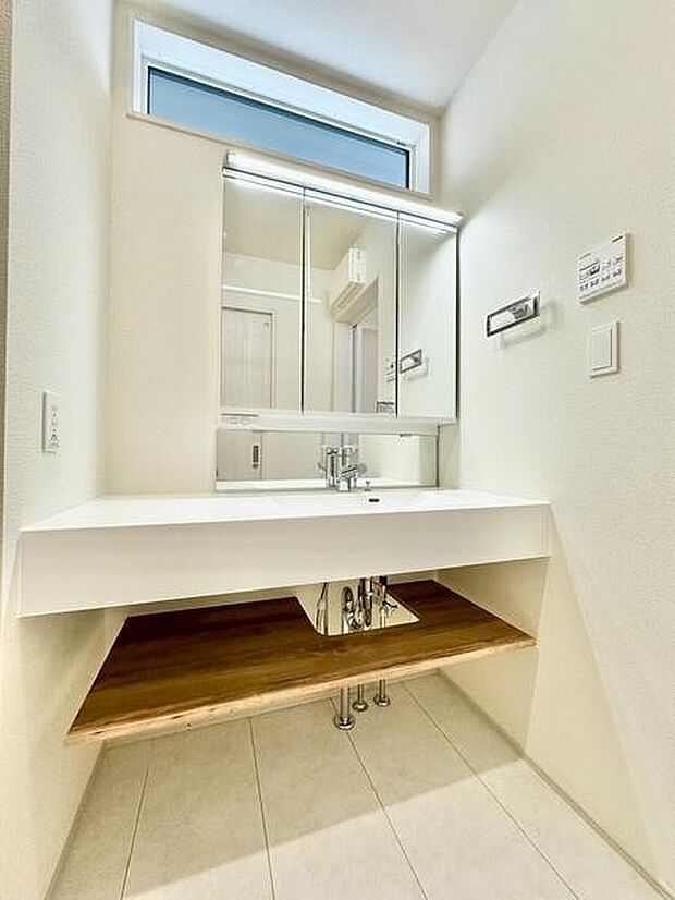 洗練されたデザインの洗面台が毎日の身支度が楽しく快適になります。浴室との動線もスムーズで利便性が高いです。