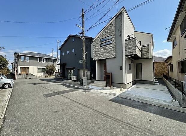 広々とした前面道路が周辺環境をより開放的に感じさせます。小学校徒歩5分圏内で「行ってきます」から「ただいま」までお子様を身近に感じられます!