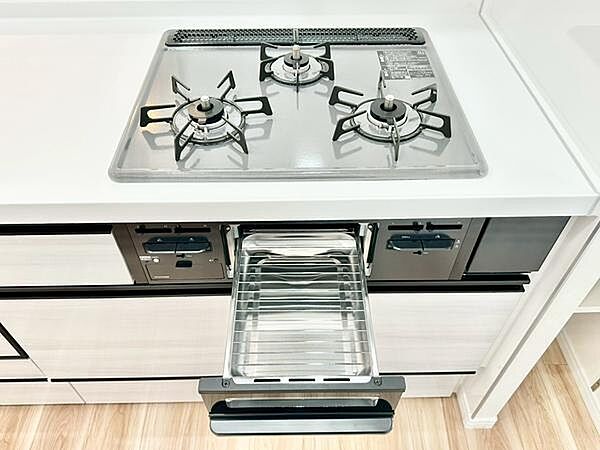 三口コンロで、同時調理もスムーズに。毎日の料理を快適にサポートします。