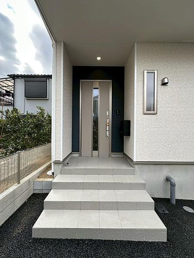 ゆとりある玄関ポーチで雨の日も安心。屋根付きの広めの玄関ポーチが確保され、鍵の開閉や荷物の出し入れの際も雨にぬれにくく、毎日の出入りが快適です。