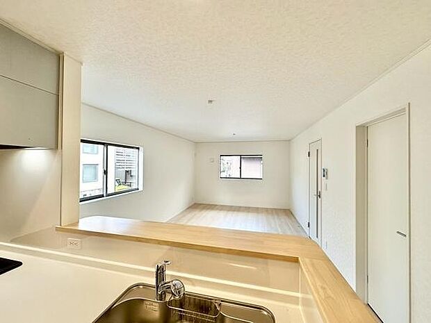 【17帖】対面キッチンからリビングを見渡せるので、料理をしながら家族の様子をチェックできます。会話も自然に弾む快適な空間です。