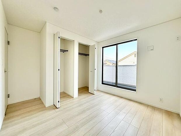 【5.7帖】バルコニーに面した窓からやわらかな自然光が入る明るい寝室です。クローゼットを2ヵ所完備で整理整頓しやすい空間設計です。