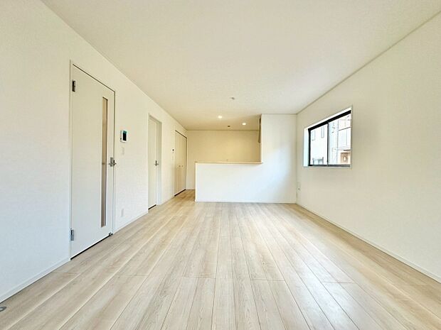 【16帖】明るく広がりのあるリビングです。床の色合いが温かい雰囲気を演出しています。水廻りがまとまっており毎日の家事効率もアップします。