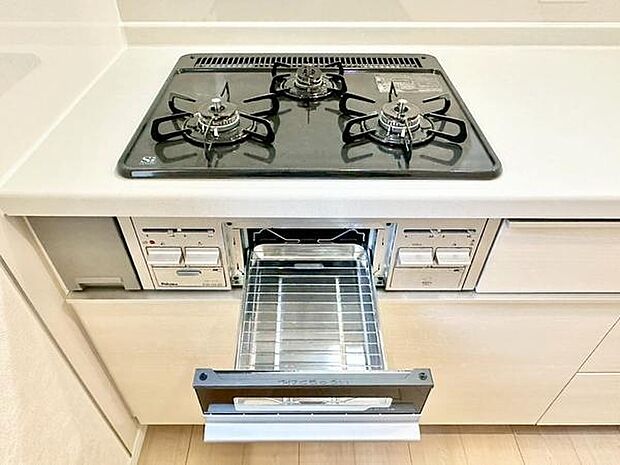 魚焼きグリル付きのキッチンは、料理好きの方にも時短を重視する方にもおすすめ。短時間で本格的な焼き上がりが可能なので、忙しい毎日でも美味しいごはん作りをサポートしてくれます。