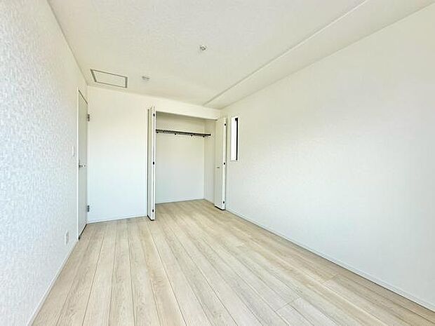 【6.7帖】洋室から直接バルコニーへ出られる設計で、洗濯物もスムーズに干せます。光と風が通る明るい居室で快適な毎日を。