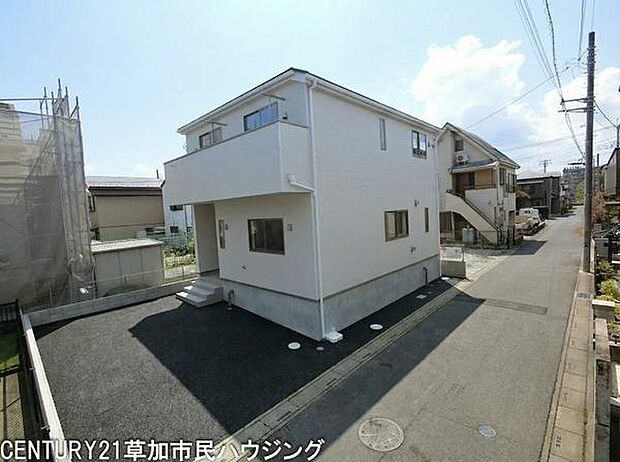 お車での移動がメインの方にも嬉しい並列駐車2台可です!お車が無い時にはお子様のちょっとした遊び場にも活用できます。