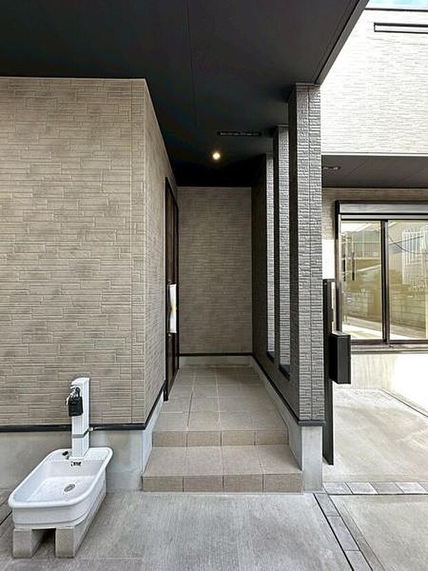 玄関上に庇があり、雨の日の出入りも安心なアプローチ。お子様の足でも安全な低い段差の入り口です。