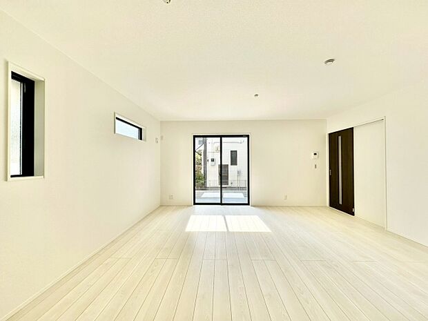 ダイニングもリビングも余裕をもって配置できるLDK約18.5帖。インテリア配置を考えるだけでわくわくしてくるリビングです。