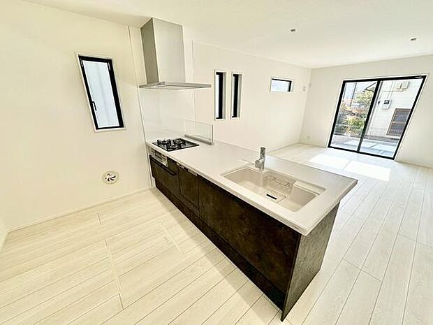 食洗器付きで家事負担の軽減にも配慮したキッチン。オープンなレイアウトで解放感のある、おうちの特等席です。