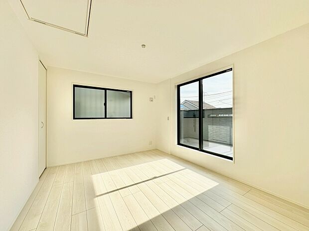 バルコニーに面した明るい2階の洋室約7.6帖。主寝室としても使いやすい広さで、クローゼットと小屋裏収納がついています。