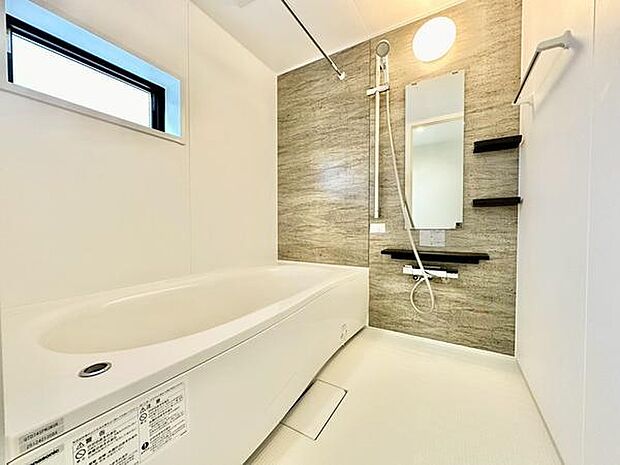 一日の疲れを癒せる落ち着いた浴室。入浴後の換気や雨の日のお洗濯もスムーズに行える浴室乾燥機付きです。