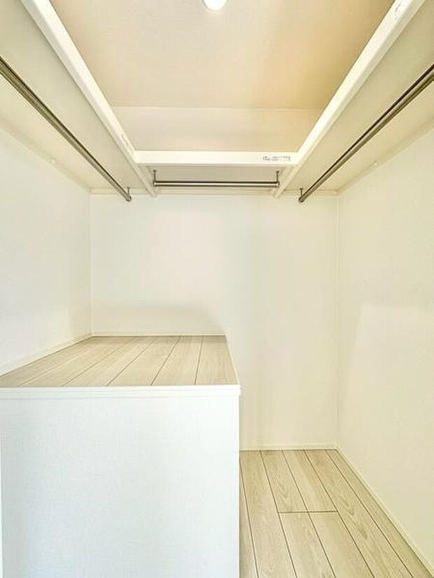棚とハンガーパイプ付きの使いやすいWIC。洋服や小物、季節物の整理もしやすい収納で、居室を広く使える設計です。