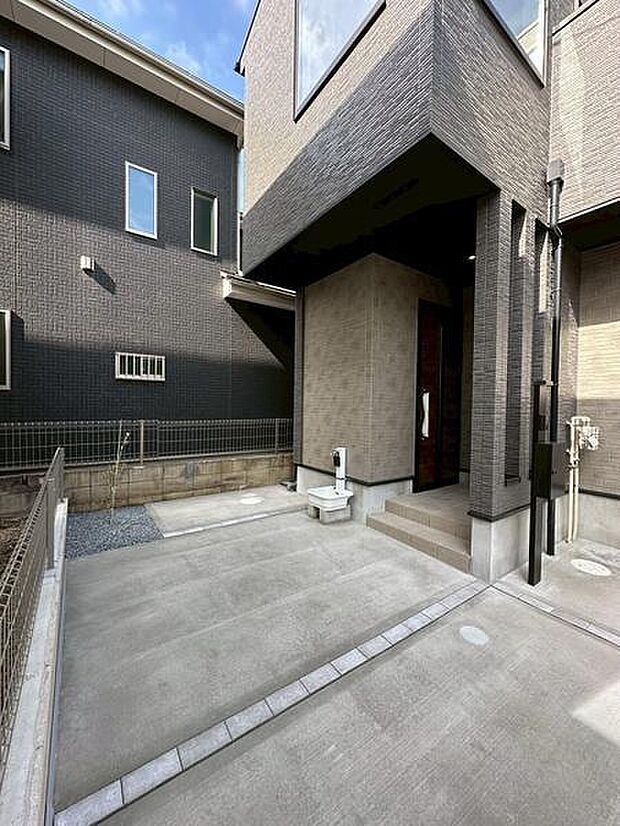 2台駐車可能(車種による)で出し入れがスムーズ。ご夫婦でお車をお持ちのご家庭にも嬉しい駐車スペースです。