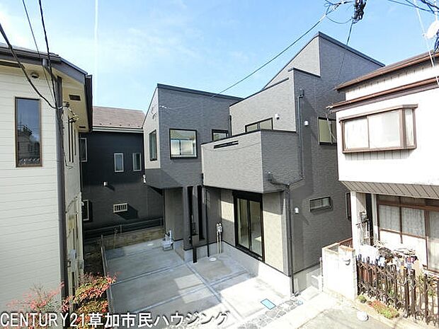 長く愛せるデザイン性のある外観が印象的です。隣家との間隔をとって駐車スペースを設けることで、プライバシーの確保にもつながっています。