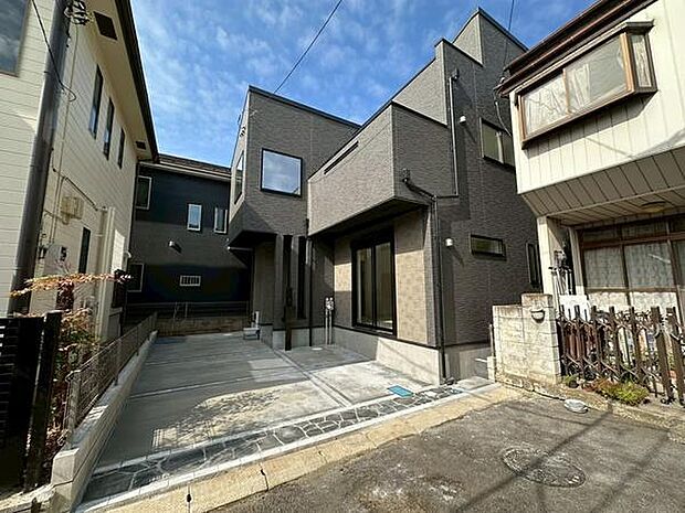 車移動が多いご家庭に嬉しい駐車スペース2台(車種による)。草加バイパスにもアクセスしやすくお出かけしやすいのも嬉しいポイントです。