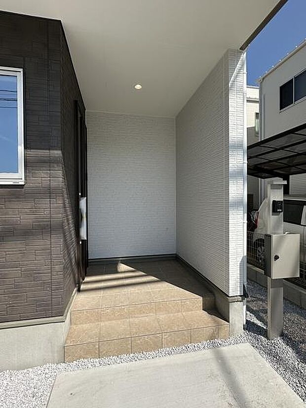 ゆとりある玄関ポーチで雨の日も安心。屋根付きの広めの玄関ポーチが確保され、鍵の開閉や荷物の出し入れの際も雨にぬれにくく、毎日の出入りが快適です。