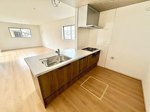 明るく広々としたキッチンは料理をしながら会話も楽しめるレイアウトです。毎日の配膳や片付けもしやすく、家事がスムーズにこなせます。