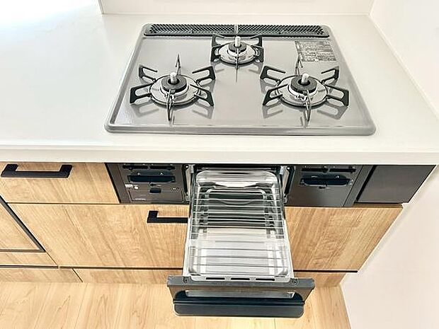 魚焼きグリル付きのキッチンは、料理好きの方にも時短を重視する方にもおすすめ。短時間で本格的な焼き上がりが可能なので、忙しい毎日でも美味しいごはん作りをサポートしてくれます。