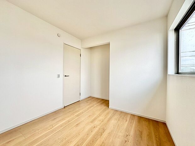 【4.5帖北東】明るいフローリングで清潔感がある寝室です。クローゼット付きで収納にも便利です。
