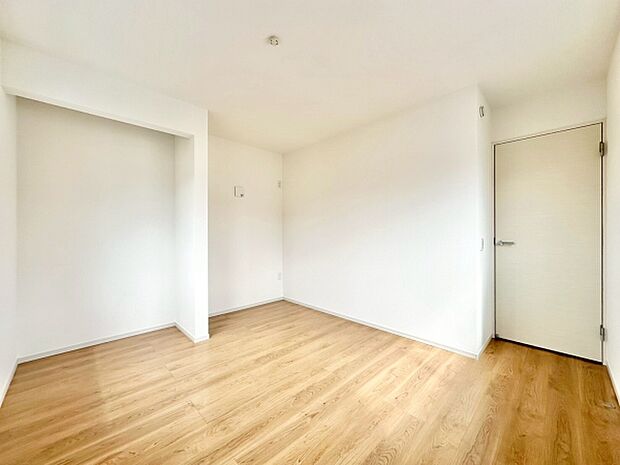 【4.5帖中央】コンパクトで落ち着いた雰囲気の寝室。クローゼット付きで衣類などもすっきり収納できます。