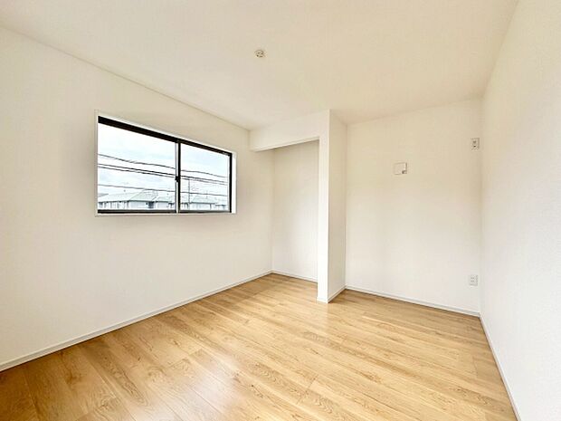 【6.3帖】二面採光で明るく、木目調フローリングが温かみをプラス。シンプルな内装で家具の配置もしやすいです。