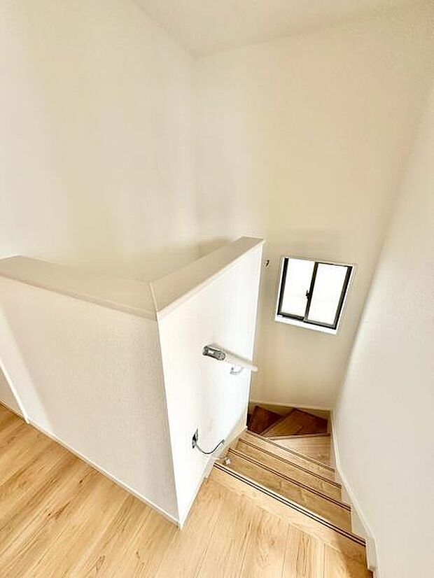 階段に窓があることで、自然光が差し込み、暗くなりがちな空間も明るく開放的に。毎日の移動が気持ちよく感じられ、家全体に温かみを与える素敵なポイントになります。