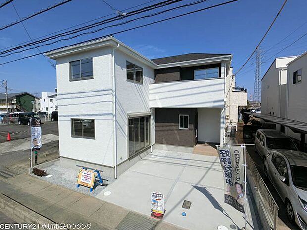 将来を見据えて駐車スペースは2台分。お子様の送迎や趣味の車など、ライフスタイルの変化に対応できます。※車種による