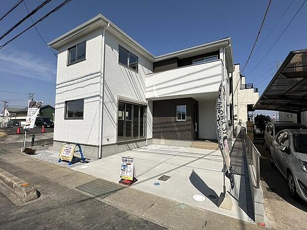 駅徒歩10分の便利な立地。スーパー・薬局・コンビニ・公園が徒歩5分圏内に揃い、毎日の生活に嬉しい住環境が整っています。