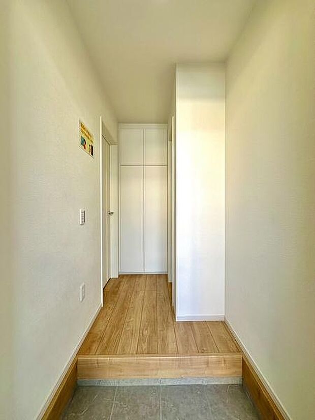 シンプルでナチュラルな玄関。玄関奥には収納棚が設置され、玄関や水周りをスッキリ保てます。