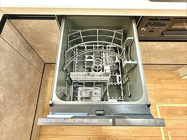 便利な食洗機付き。家事の時短に効果的で、水仕事と洗剤での手荒れ予防にもなります。