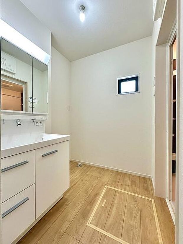 白を基調としていて、朝の身支度時間を明るく照らします。洗面台下の収納は、タオルやヘアケア・ボディケア用品のストックを収納できます。