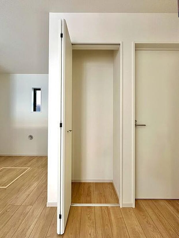 LDK内に設置された収納は、扉つきで、掃除器具などを隠す収納でスッキリ感を演出できます。また、ブランケットや季節家電、趣味の道具など、普段は使わないものをしまっておくことも可能です。