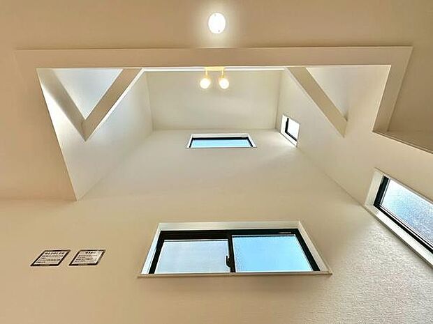 吹き抜けは、LDKに開放感をもたらします。より明るく心地よいリビングを実現しています。