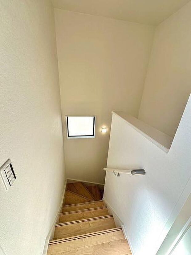 階段内の窓から光を取り入れ、暗くなりがちな階段も明るく快適に。省エネにもつながる設計です。