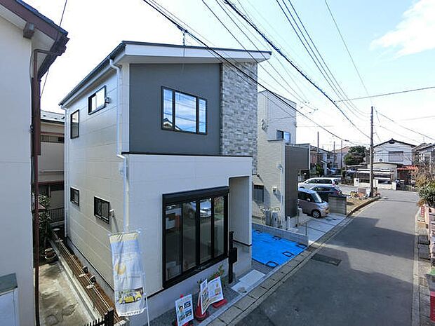 玄関横の大きな開口部はリビングとつながっており、リビングからご家族の外出時の様子が確認できます。開放感あふれるリビング空間を演出します。