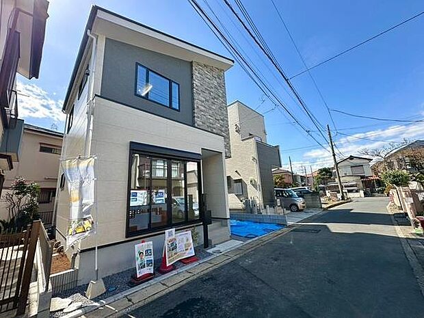 玄関横の駐車場は、外出時の移動もスムーズに行えて便利です。